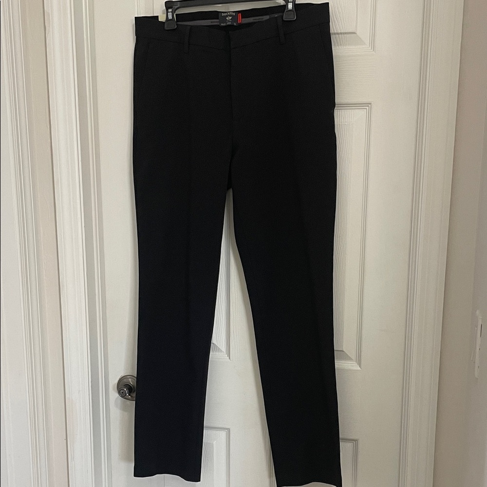 NWT DOCKERS MEN'S CLASSIC BLACK DRESS PANTS. SIZE 34x32.
